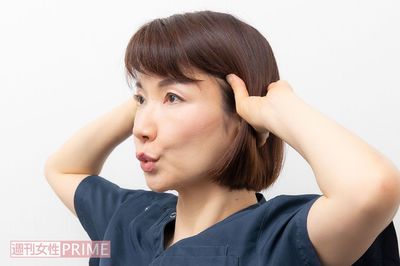 【STEP1】(3)右の姿勢のまま「む」と発音する。このときあごを下げないこと。10秒間「あ、む、あ、む」と口を大きく動かす