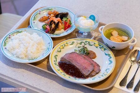 ローストビーフなど盛りだくさんなカフェ・ポルトフィーノのスペシャルセット（2980円）