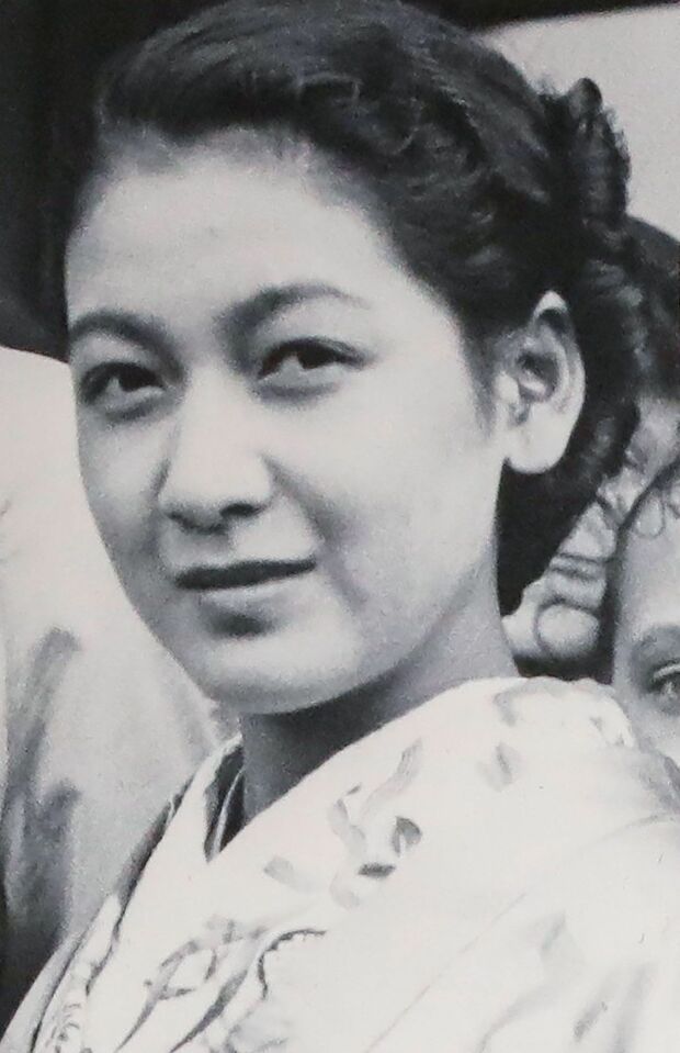 14歳のときに原節子（本名・会田昌江）で映画デビュー。『河内山宗俊』の撮影中にドイツの映画監督の目にとまり、日独合作映画のヒロインに抜擢され注目される