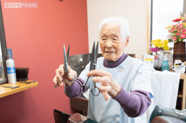 指かけがあるハサミ(左)より、「眼鏡バサミ」(右)のほうが扱いづらいが、こちらを長年愛用(撮影/北村史成)