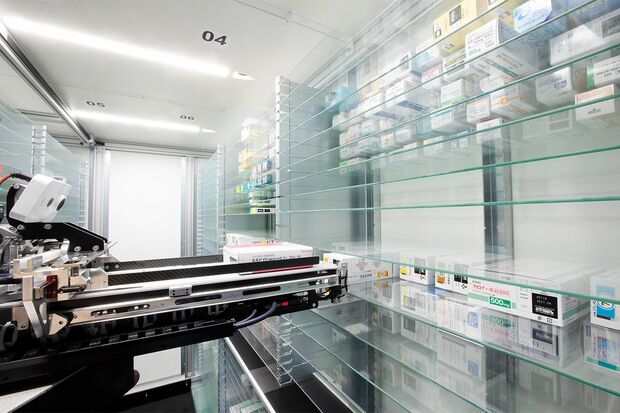 薬局24 byGMOの調剤ロボット。最新テクノロジーを導入することで、正確かつスピーディーな調剤を行う