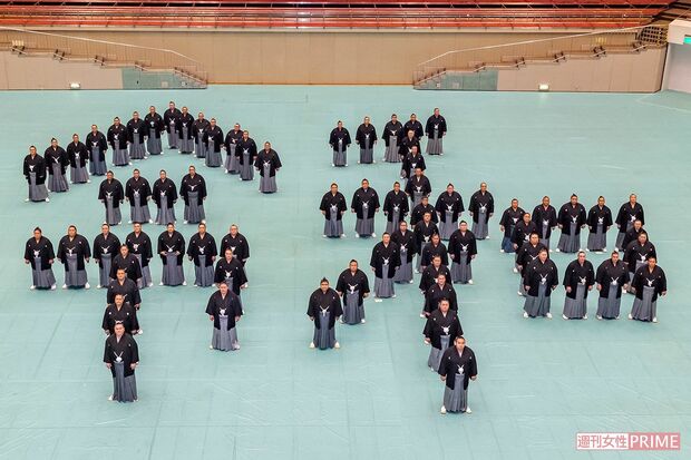 令和元年、お相撲さん人文字で作った「令和」