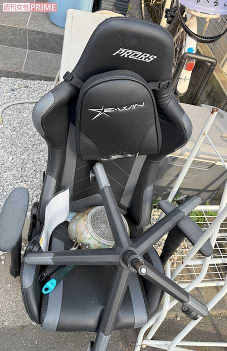 女性が家を出ると、杉本容疑者は自宅前にゲームチェアや鍋などを放棄したという