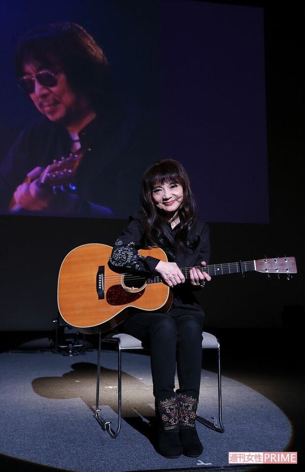7月4日に行われた「安田裕美の会」。故・安田さんの写真とギターが見守る中、涙をこらえて歌い切った