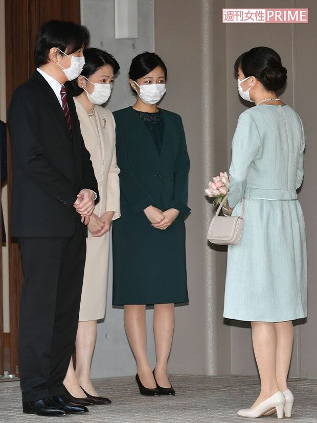 結婚当日、バラのブーケを手に自宅を離れる眞子さんを秋篠宮ご夫妻と佳子さまが見送られた（'21年10月26日）