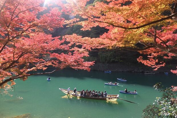 豊かな自然を感じる紅葉した木々と保津川の眺め。保津川下りを体験するならJR嵯峨野線亀岡駅が便利　撮影／村田博之