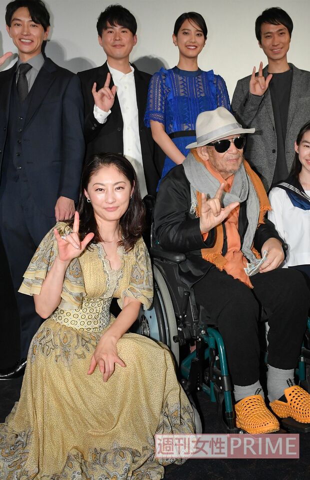 昨年11月に常盤貴子（前列左）らと最後に公の場に姿を見せた大林監督（前列中央）