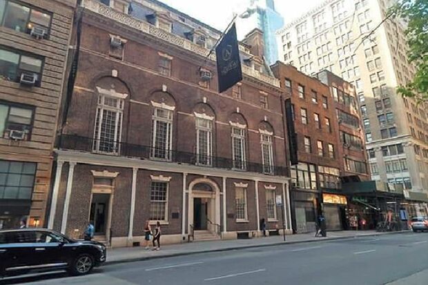 岡本圭人が留学して1年が経とうとしている演劇学校