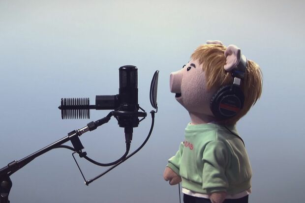 人形劇版『猫』のPV。ヘッドホンのロゴ“SONY”が“TONY”に （C）NHK