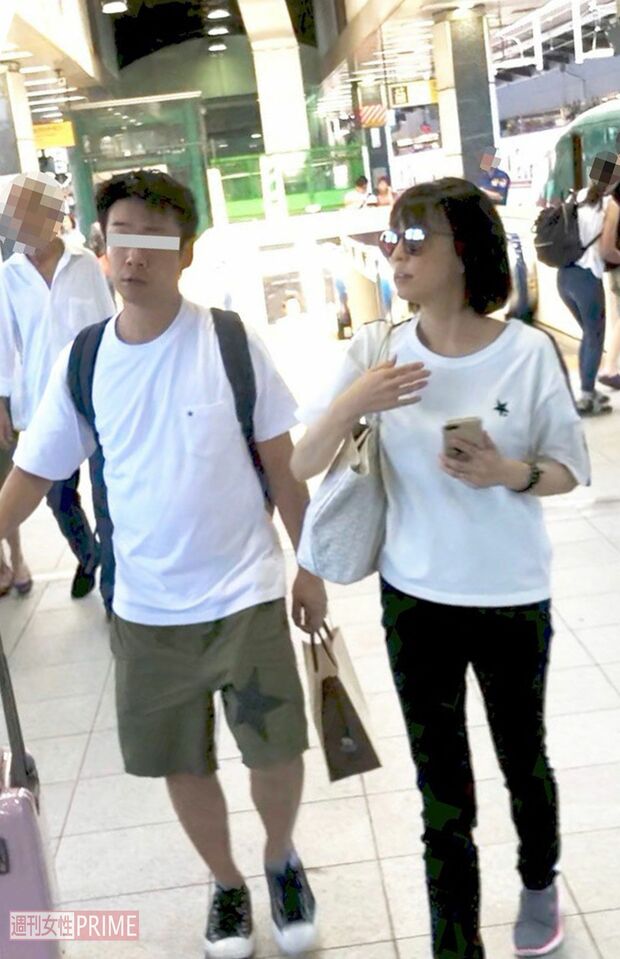 白いTシャツと緑色のパンツというペアルックで歩いていた（'18年8月）