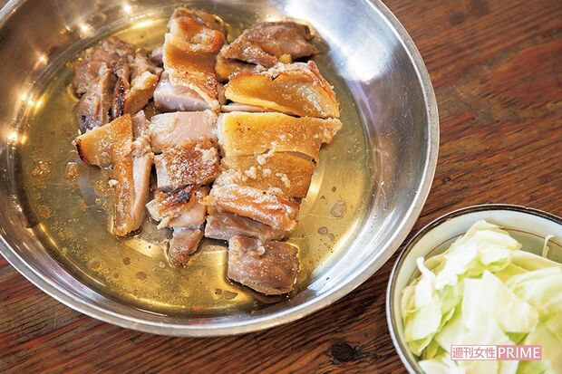 堺雅人がお持ち帰りした『やみつき親鳥もも焼き』は店の名物。ガーリックがきき、ビールと好相性！（曙町場内酒場 立川店）　撮影／齋藤周造