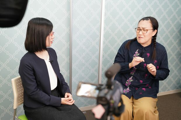 たかまつなな（写真左）と白鳥久美子さん（同右）対談の様子