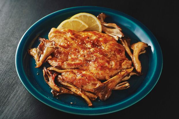 大満足の鶏ステーキ/1人分210kcal〔写真/林紘輝(扶桑社)〕