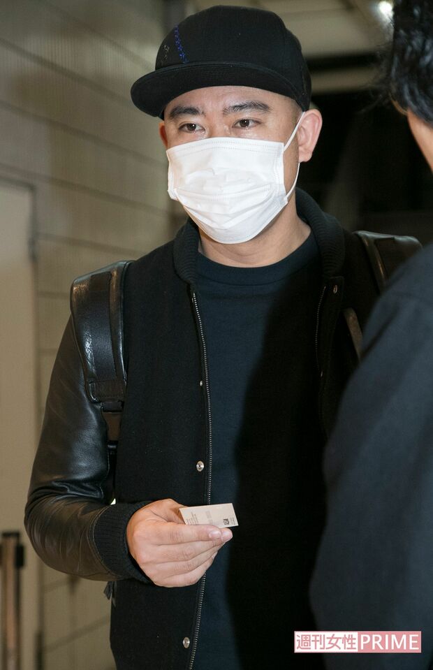 記者の名刺を芸人仲間に見せながら、不安げな表情で立ち去った