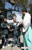 【2】10:50 おみくじの結果に不満な出川だが、ゲスト・ロッチ中岡とは公私ともの付き合いで息ピッタリ 撮影/斎藤周造