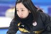 北京冬季五輪カーリング女子、イギリスとの決勝戦でショットを放つ藤沢五月選手(写真/共同通信社)