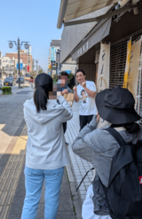 並んだファンと交流する斉藤