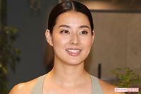 すみれ「急にどうした?」胸元ざっくりな露出投稿に驚きの声 芸能界一時休業、産後うつ、母・松原千明さん…