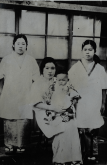 東京の理容室を転々とし、修業した当時のシツイさん（左）