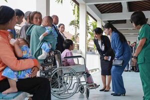 20日に訪問された「ラオ・フレンズ小児病院」では、入院中の子どもに声をかけられた(共同通信社)