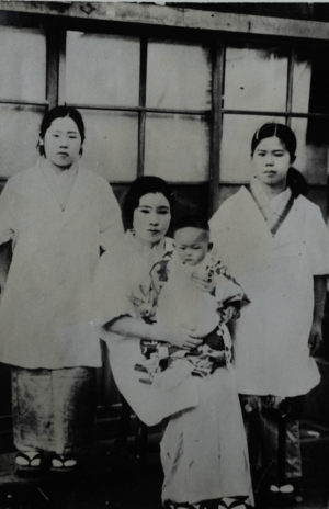 東京の理容室を転々とし、修業した当時のシツイさん（左）