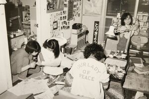 笑顔の絶えない仕事場で、よく食事にも出かけた。左・くらもちさん（撮影／丸山桂賛）