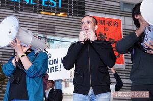 アルタ前の集会でスピーチするデニズさん。この5日後、入管へ再々収容された