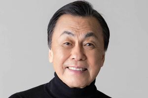 さとう・びーさく 1949年、福島県生まれ。'73年、劇団東京ヴォードヴィルショー結成。結成以来座長を務め、「日本の喜劇」にこだわった公演活動を続けながら、創立50周年を超える。これまで数々のドラマ、舞台に出演。'13年、劇団として第48回紀伊國屋演劇賞団体賞受賞、'24年には第45回松尾芸能賞優秀賞を受賞する。