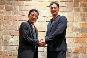 栗山英樹監督とダルビッシュ有（公式ツイッターより）