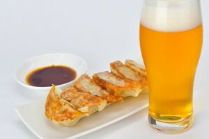 餃子はアルコールの分解に必要なビタミンBを多く含む豚肉が豊富に含まれている（画像はイメージです）