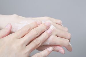 保湿剤はベタベタするほど厚めに塗るのが適量