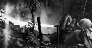  沖縄方言で「ガマ」と呼ばれる自然洞窟や壕を火炎放射器で焼き払う米兵。生きたまま殺される人も多かった