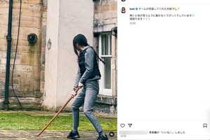 屋外で木剣を振りかざす練習をしている動画をアップしたKoki,（本人のインスタグラムより）