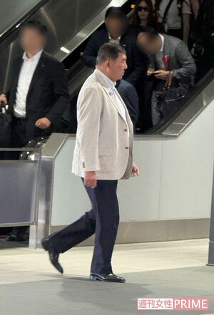 応援演説のため地方入りした石破茂首相。居合わせた一般人が声をかけるも応えず足早に去っていった（2025年7月5日、JR上越妙高駅にて）