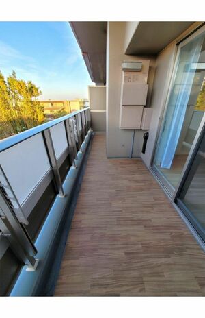 悲劇が起きたバルコニー。柵の高さは1・2メートルほどで幼児が飛び越えるのは不可能だが…（HPより）