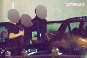 手越祐也が乗るタクシーに女性が乗ろうとする場面（'16年）