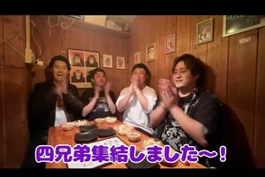 『霜降り明星』粗品（左）や『シモリュウ』の2人とは自分たちで「四兄弟」を称するほど親交が深い『ダブルヒガシ』の大東翔生（右）（粗品のYouTubeチャンネルより）