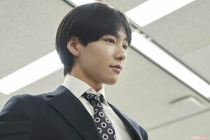 「ON」の場面は、仕事の日に密着して撮影。アナウンサーとして仕事に向き合う秦アナのリアルな姿。撮影/三つ葉ちひろ