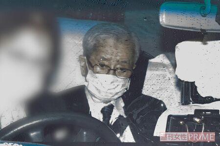 タクシーで東京地裁に到着した飯塚受刑者('20年10月8日)