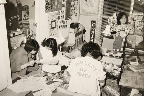 笑顔の絶えない仕事場で、よく食事にも出かけた。左・くらもちさん（撮影／丸山桂賛）