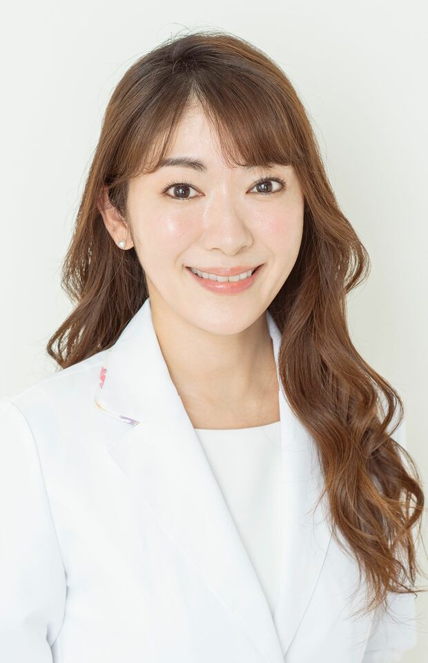 土屋佳奈先生●皮膚科専門医。つちやファミリークリニック浅草院院長。1日に100人以上の肌悩みと向き合う。「すべて自ら試す！」がモットーの自称肌オタク。4月3日に著書『美容皮膚科医が試してわかった！美肌・新常識33』（小学館）が発売。