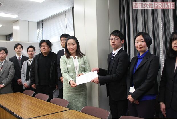 厚労省へ要望書を提出する氷河期ネットのメンバー