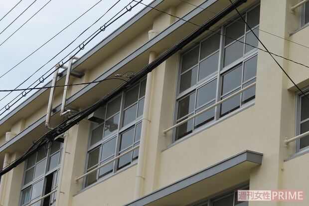 勤務先の中学校。バスケ部は日が暮れてからも熱心に練習をしていた