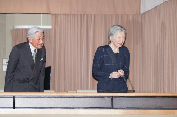 目の手術後はサングラスをされることが多い美智子さま。挨拶のときにははずされて（'19年10月7日）　撮影／JMPA