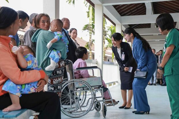 20日に訪問された「ラオ・フレンズ小児病院」では、入院中の子どもに声をかけられた（共同通信社）