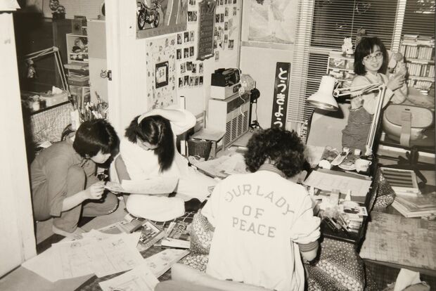 笑顔の絶えない仕事場で、よく食事にも出かけた。左・くらもちさん（撮影／丸山桂賛）