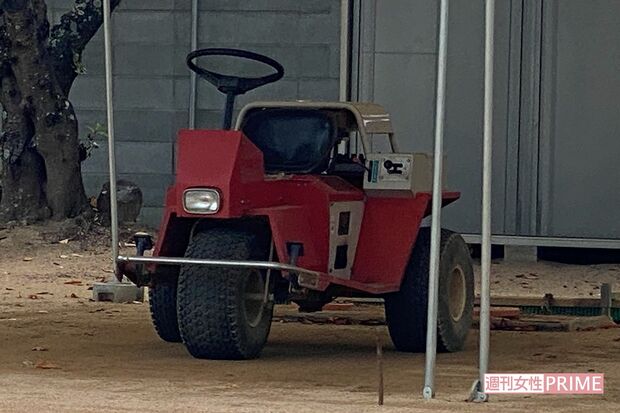 夜遅くまでグラウンド整備マシンに乗っていた男性顧問