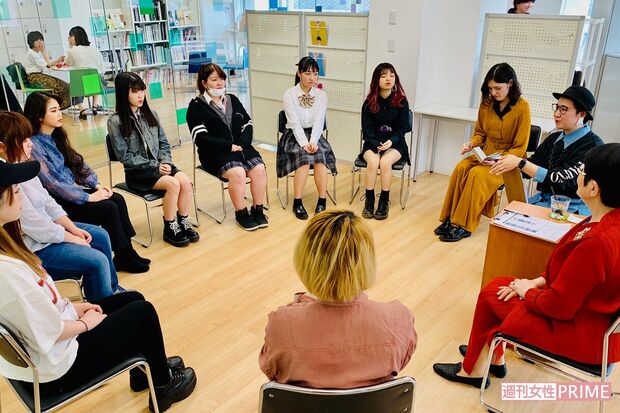 青山ビューティ学院高等部で、学校の中でも特徴的な授業「和談」。15歳とともに自分の夢をある。人のよい部分を見つけだすことで、美容に大切な思いやりの心を学ぶ