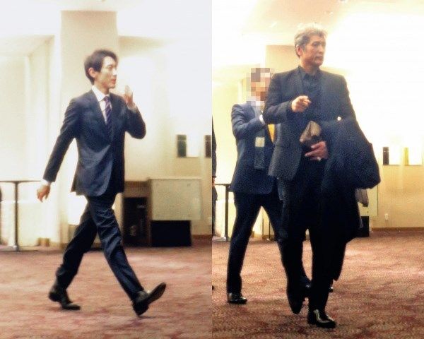 一次会会場を後にする小泉（左）と吉川（右）