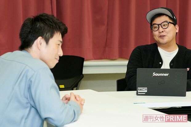 対談する中尾明慶と澤井直人